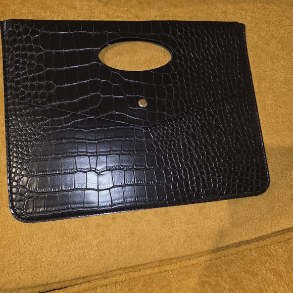 Chic Black Crocodile-Embossed Clutch - Picture 3 of 3